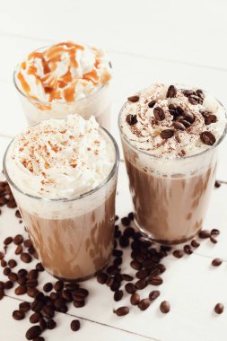 İçelim. Masada kahve frappe 'ı var.