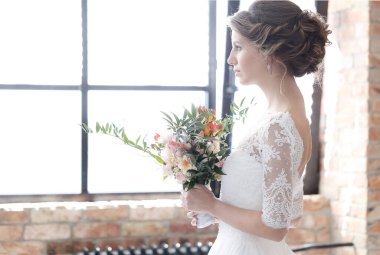 Gelinlik içinde güzel gelin