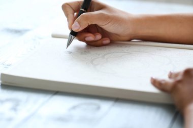 Notlar. Kalem tutan kadın