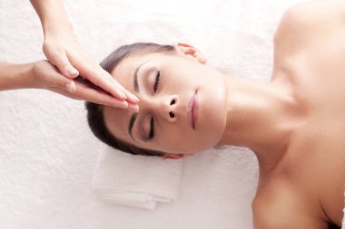 Kaplıca salonundaki güzel kadın