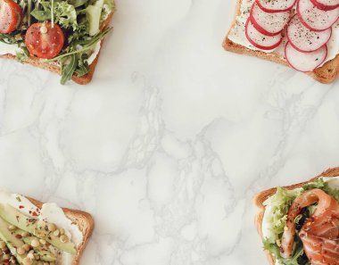 Yiyecekler. Masada lezzetli tostlar