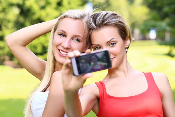 Portrait Two Girls Who Taking Photos Themselves Park — Stock Photo, Image