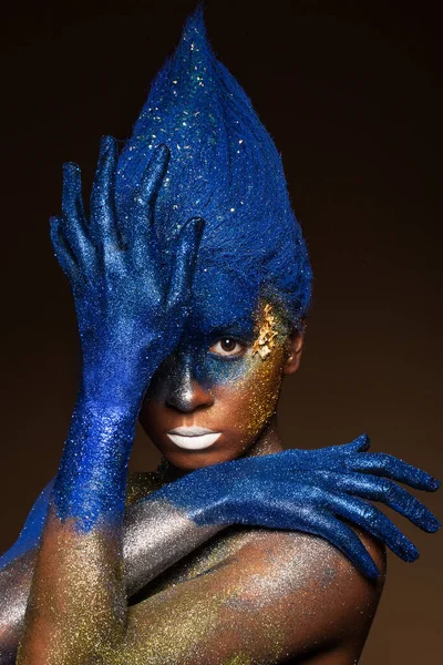 Retrato Uma Mulher Que Está Posando Coberta Tinta Azul Dourada — Fotografia de Stock