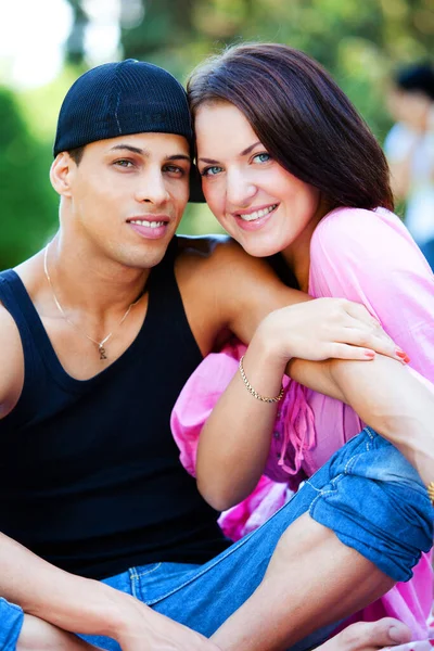Young Happy Couple Relaxing Park — Stock Photo, Image