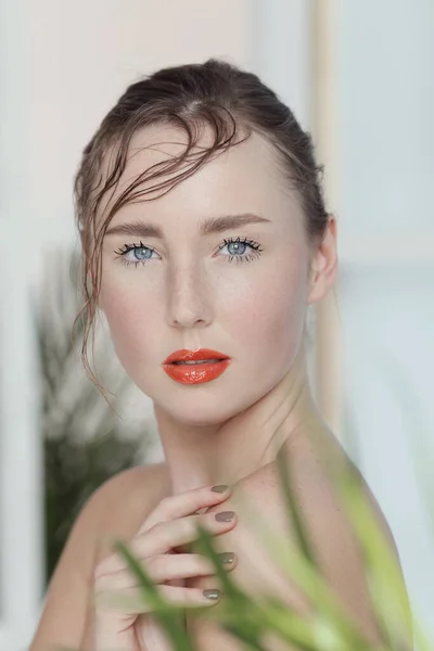 Belleza Mujer Encantadora Con Lápiz Labial Rojo —  Fotos de Stock