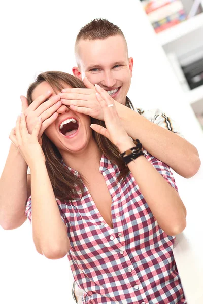 Alegre Casal Feliz Posando Casa — Fotografia de Stock