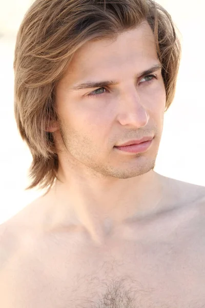 Portret Młodego Atrakcyjny Mężczyzna Plaży — Zdjęcie stockowe