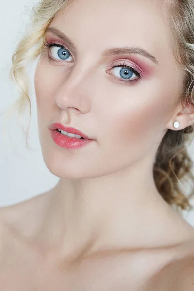 Piękne Dziewczyny Niebieskie Oczy Kręcone Fryzury — Zdjęcie stockowe
