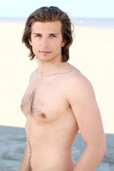 Portret Młodego Atrakcyjny Mężczyzna Plaży — Zdjęcie stockowe