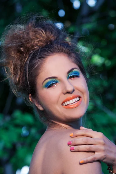 Hermosa Mujer Caucásica Con Maquillaje Artístico Brillante Bosque — Foto de Stock