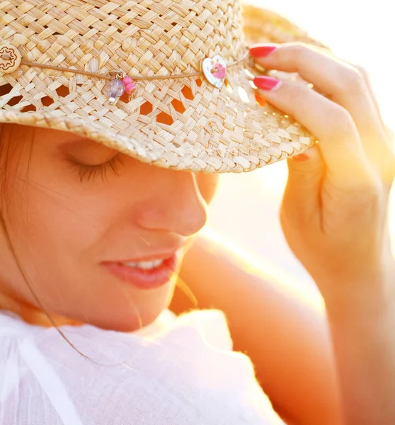 Mujer Joven Hermosa Usando Sombrero Luz Del Atardecer — Foto de Stock