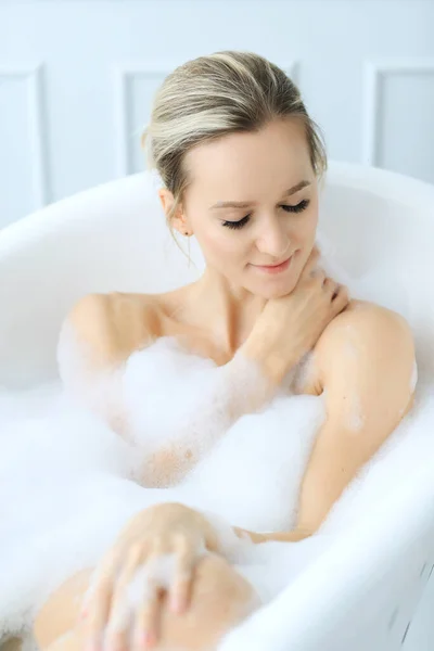 Badezimmer Blonde Frau Einer Badewanne — Stockfoto