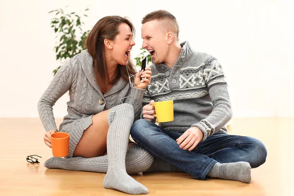 Alegre Casal Feliz Posando Casa — Fotografia de Stock