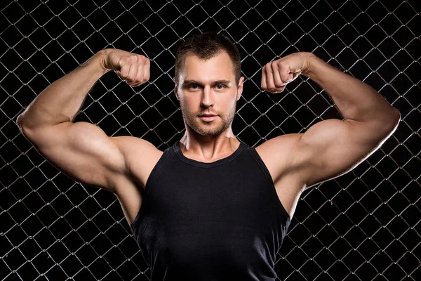Homem Corpo Perfeito Está Mostrando Seu Corpo Perfeito — Fotografia de Stock
