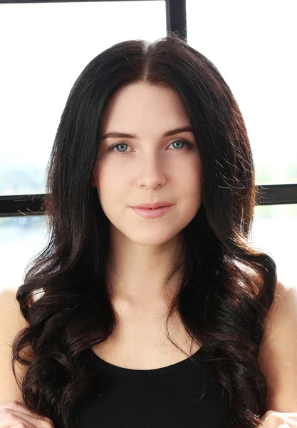 Güzel esmer kadın evde poz