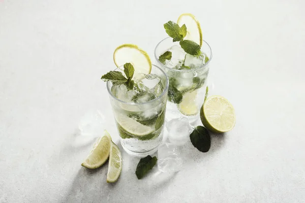 Çelim Masada Mojito Kokteyli Var — Stok fotoğraf