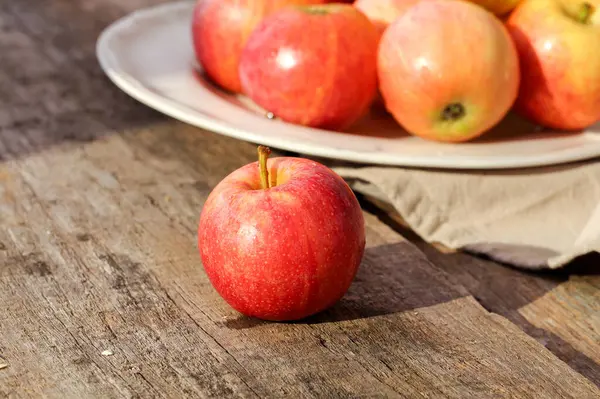 Φαγητό Μήλα Στο Τραπέζι — Φωτογραφία Αρχείου