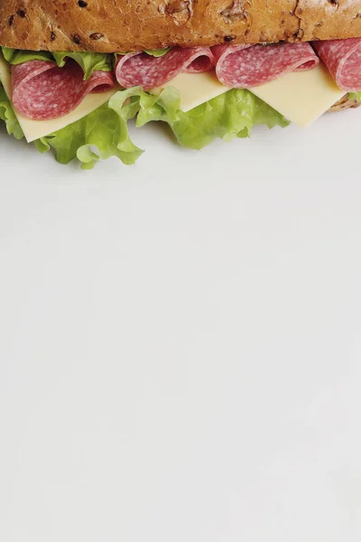 テーブルの上においしい長いサンドイッチ — ストック写真