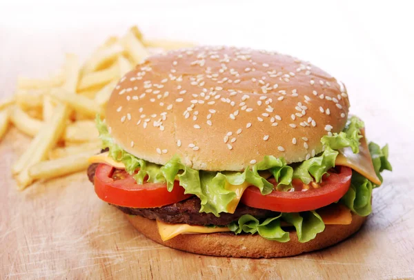 Nagy Hamburger Chips Asztalon — Stock Fotó