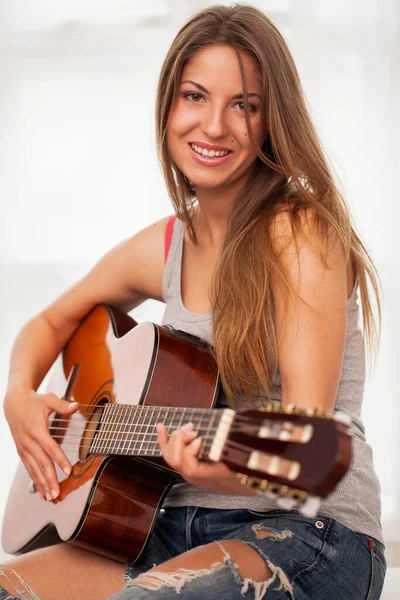 Joven Hermosa Mujer Caucásica Casual Tocar Guitarra — Foto de Stock