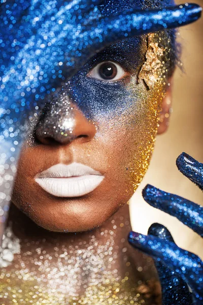 Retrato Uma Mulher Que Está Posando Coberta Tinta Azul Dourada — Fotografia de Stock