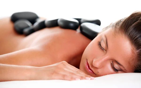 Mooie Vrouw Genieten Van Een Hot Stone Massage — Stockfoto