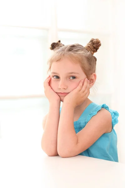 Otthon Kék Ruha Aranyos Kislány — Stock Fotó