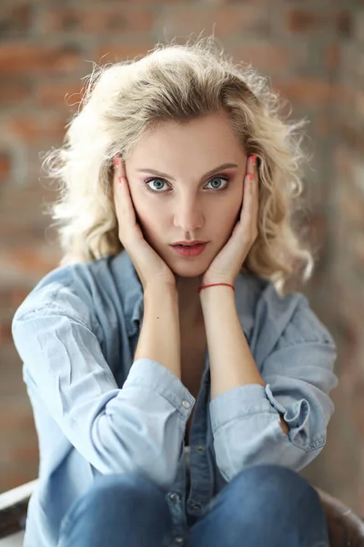 Menina Encantadora Com Olhos Azuis Penteado Encaracolado — Fotografia de Stock