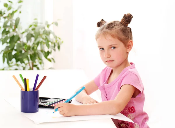 Kağıda Renkli Kalemlerle Resim Çizen Sevimli Küçük Kız — Stok fotoğraf