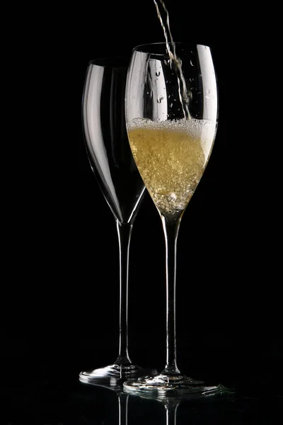Due Bicchieri Champagne Sul Nero — Foto Stock
