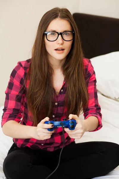 若いです美しいです女性でカジュアル再生ビデオゲームに家 — ストック写真