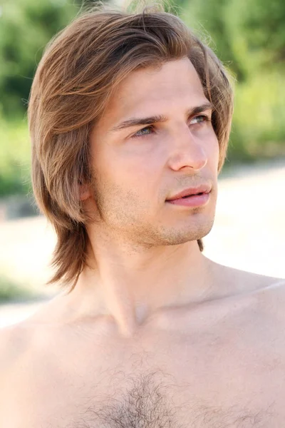 ビーチで若い 魅力的な男の肖像 — ストック写真