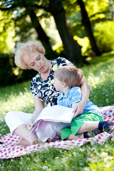 Abuela Leyendo Libro Nieto Parque — Foto de Stock