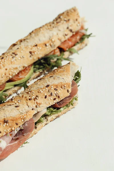 Sandwich Baguette Sur Table — Photo