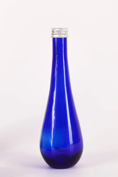 Kleine Blauwe Fles Geïsoleerd Witte Achtergrond — Stockfoto