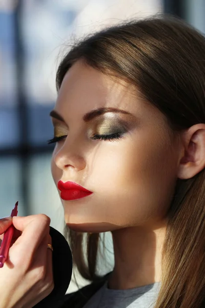 Belle Femme Avec Rouge Lèvres Pendant Maquillage — Photo