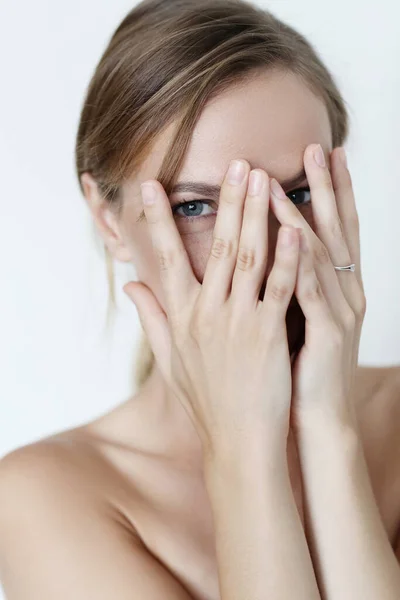Beautiful Woman Hide Her Face — Stock Photo, Image