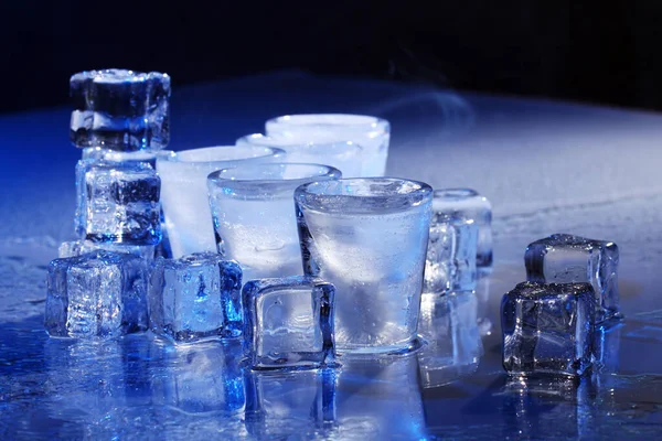 Vasos Congelados Cubitos Hielo Con Bebida Alcohólica Fría —  Fotos de Stock