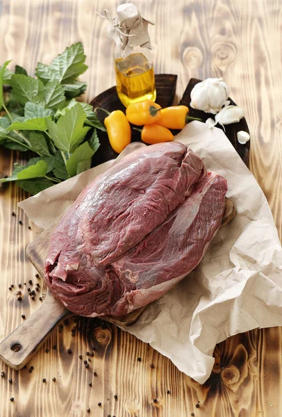 Gotowanie Przygotowanie Surowe Mięso Stole — Zdjęcie stockowe