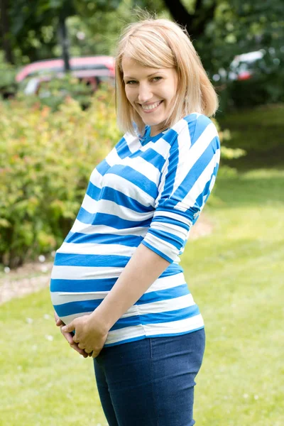 年轻和怀孕的女人 在公园里 — 图库照片