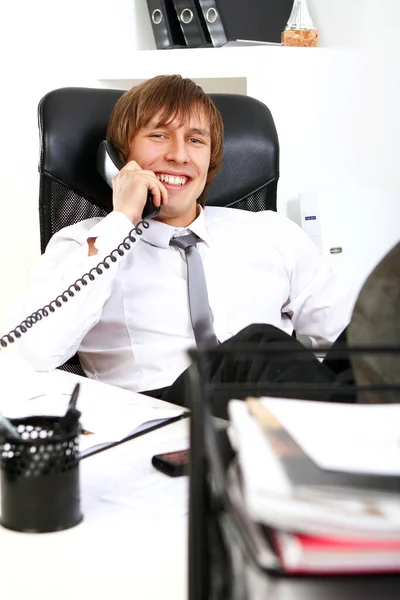 Genç Başarılı Bir Işadamı Ofisinde Telefonla Konuşuyor — Stok fotoğraf