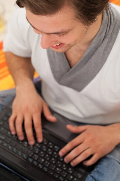 Porträt Eines Jungen Glücklichen Kaukasiers Hause — Stockfoto