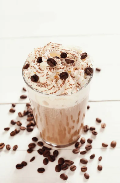 İçelim. Masada kahve frappe 'ı var.