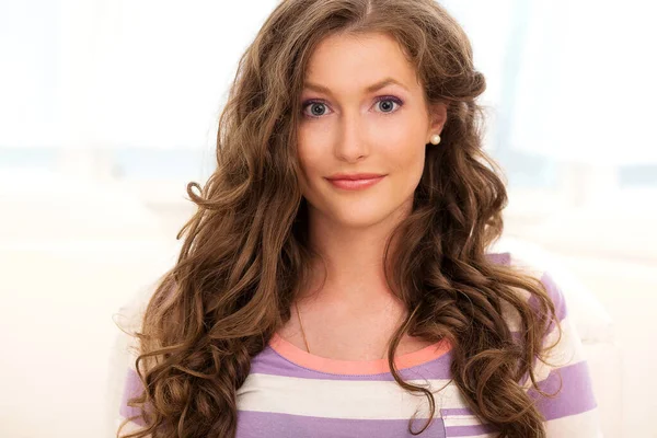 kıvırcık saçlı güzel ve mutlu bir kız portresi 