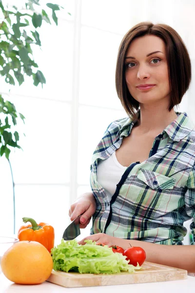 幸せな女性は自宅で健康的なサラダを準備する — ストック写真