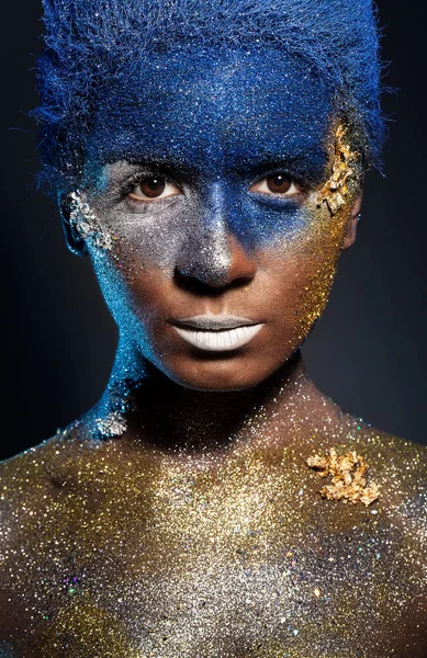 Poz Bir Kadın Portresi Altın Mavi Boya Ile Kaplı — Stok fotoğraf