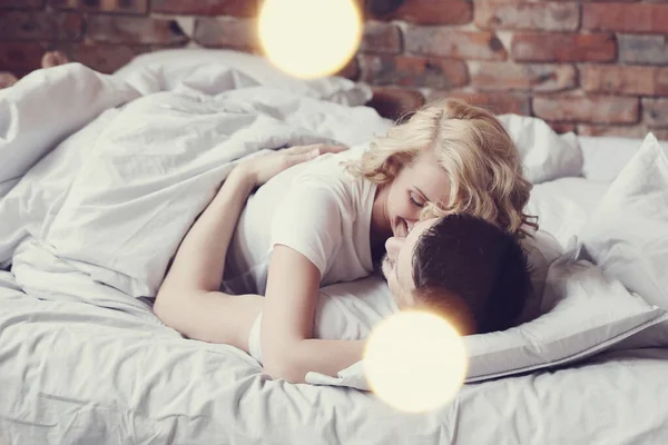 ライフスタイル ベッドの中の美しいカップル — ストック写真
