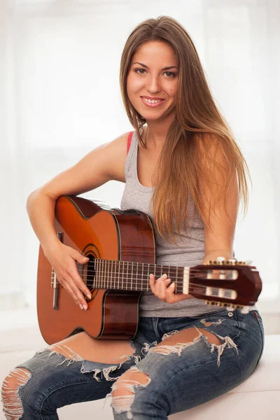 Joven Hermosa Mujer Caucásica Casual Tocar Guitarra — Foto de Stock