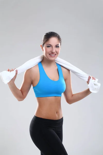 Schöne Kaukasische Frau Fitness Kleidung Mit Handtuch Über Dem Hintergrund — Stockfoto