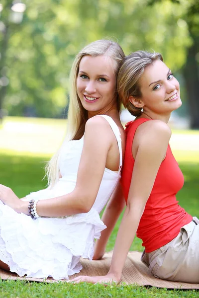 Portrait Two Girls Who Having Pretty Much Fun Park Talking — Stock Photo, Image